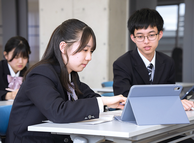 自習室で学ぶ生徒